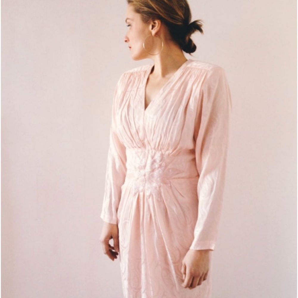 Vintage silk dress in a soft pink beaded by hand - Picture 1 of 4